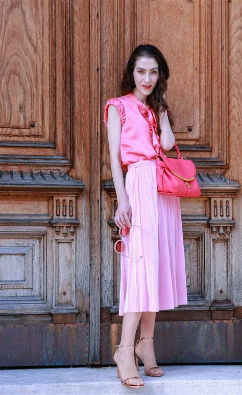 fashion blogger veronika lipar of brunette from wall street wearing round pink sunglasses from