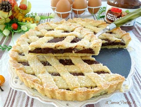 Quindi sfornarla, versare sulla pasta frolla la nutella e livellarla; Crostata alla nutella Bimby - Ricetta per Bimby TM5 e TM31