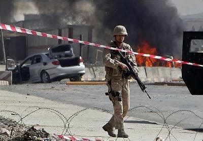 El atentado suicida se produjo hacia las 17.00 hora local, cerca del aeropuerto afirmó a efe el portavoz de la policía de kabul, hashmat stanikzai. Tres muertos por un atentado suicida en el aeropuerto de ...