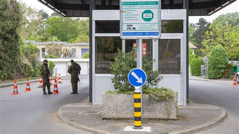Vorsichtige lockerungen sind zunehmend möglich, ohne dass das risiko für ungeimpfte ansteigt. für die einreise in die schweiz gilt seit dem 8. Die Schweizer Grenze wird wieder ein bisschen ...