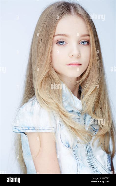Retrato De Joven Chica Rubia Con Ojos Azules Fotografía De Stock Alamy
