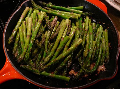 Pan roasted asparagus almondine is such an easy asparagus recipe! Bentobloggy: Pan-Roasted Asparagus