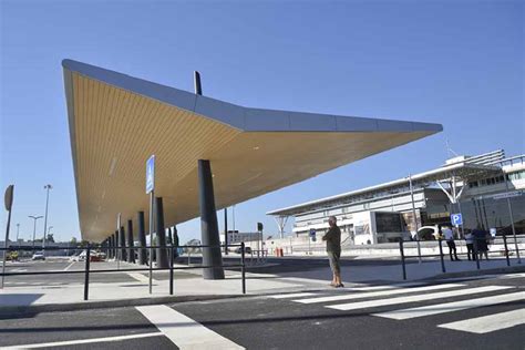 Nas chegadas, junto ao parque de estacionamento 2 há um local onde pode guardar a sua bagagem mediante pagamento. NewsAvia | Aeroporto de Lisboa com novo sistema de ...