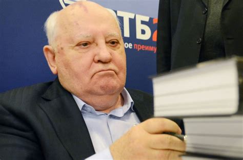 Cependant, le but essentiel de gorbatchev, qui était de moderniser l'union soviétique via la glasnost et la perestroïka, ne fut pas atteint, et l'union, largement basée sur la contrainte étatique, s'effondra en hiver 1991, plus précisément le 25 décembre 1991 lors de la démission de mikhaïl gorbatchev. Gorbatchev dément sa mort annoncée sur Twitter | La Presse