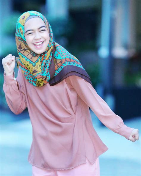 Ia dikenal sebagai adalah salah satu youtuber wanita indonesia yang berhasil meraih banyak subscriber di indonesia bahkan di asia tenggara. Ria Ricis - Cewek Hijaber yang Jadi Ratu YouTuber dan ...