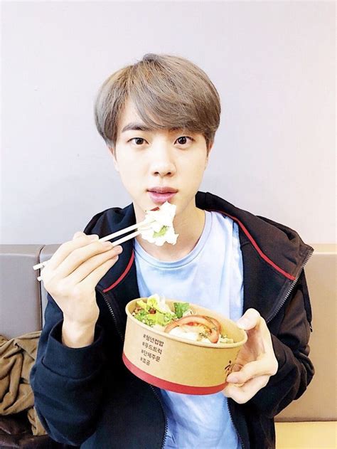 Seorang army menyusun foto masa kecil para anggota bts. Resmi Jadi Pria Tertampan di Dunia 2019, Jin 'BTS' Paling Doyan Makan - Foto 3
