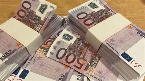 The introduction of the euro in 1999 was a major step in european integration. Eerlijke vinder brengt 237.500 euro naar politie, maar ...