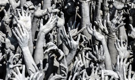Toda persona tiene derecho a la libertad de pensamiento de conciencia y de religión. La democracia se convierte en dictadura cuando adoctrina