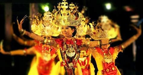 Aliran yang dimaksud ini dapat berupa gagasan pokok yang dicetuskan oleh seseorang, atau mengalir alami muncul sendiri dalam perkembangan seni lukis. Sejarah Dan Perkembangan Seni Tari Melinting Asal Lampung ...