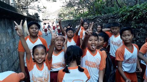 Gotong royong di lingkungan tempat tinggal, contohnya : Gotong royong membersihkan lingkungan sekitar sekolah ...