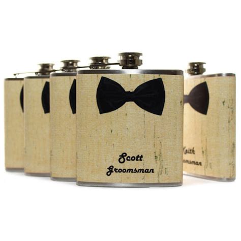 Hay una gran variedad de detalles de boda, puedes buscar los detalles más originales, prácticos, económicos y diferentes que te puedas imaginar, además los puedes personalizar con grabado o con adhesivos. 10 Detalles de boda originales para hombres - invitaciones ...