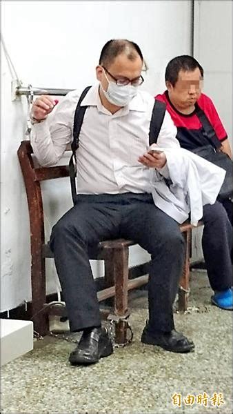 一定要n95口罩才行？ 医用口罩到底能不能预防新冠病毒？ 中间为过滤层可阻挡病菌； 内层为白色，可以吸湿，吸附呼气时的水汽。 所以佩戴口罩时应该将白色的一面面向自己，有颜色的一面向外，才能有防护效果。 開車門害撞飛 婦瞬間被後車輾死 - 社會 - 自由時報電子報