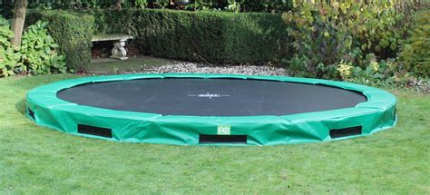 Der aufbau gestaltet sich jedoch etwas aufwendiger als der eines regulären gartentrampolins. Bodentrampolin Inground: im Garten eingegraben