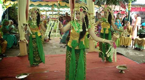 11 Tari Tradisional Kalimantan Barat 