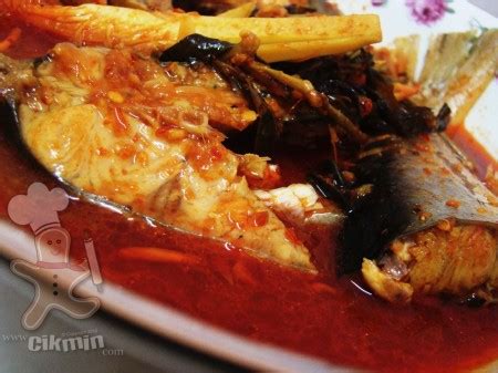 Masakan ini mudah ditemui karena menjadi salah satu andalan menu hidangan di restoran padang pada umumnya. IKAN PATIN TEMERLOH