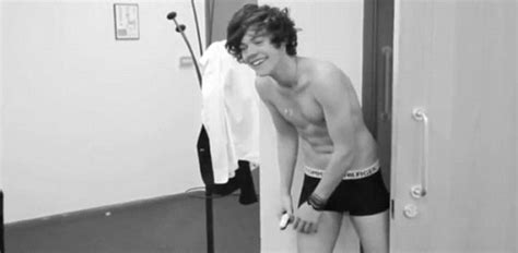 Harry Styles Caught In His Pants In One Direction Behind The Scenes Clip Metro News