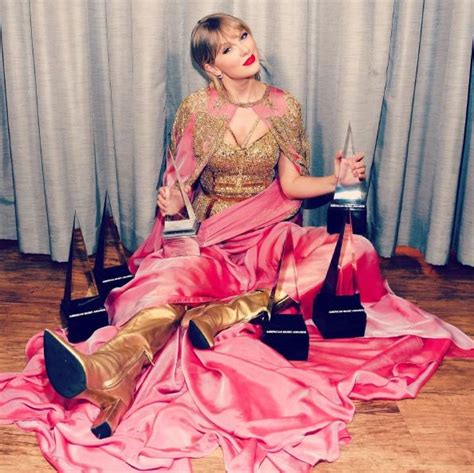 【2020 Amas】全美音樂獎5大亮點＋完整得獎名單！泰勒絲再奪年度藝人獎，蟬聯獲獎最多女歌手