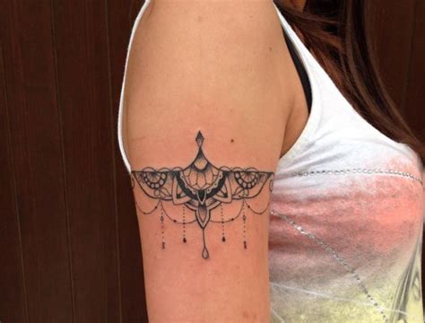 Traum tattoos schöne tattoos tattoo oberschenkel frau henna tattoo vorlagen tattoo ideen frauen rose tattoo ideen einzigartige tattoos beeindruckende tattoos arschgeweih. Die schönsten Armband Tattoos für Frauen