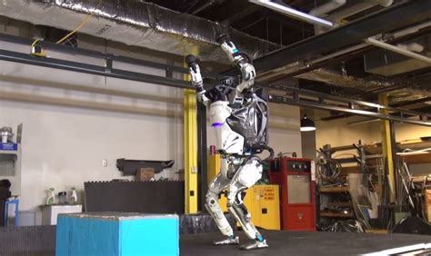 Atlas le robot de Boston Dynamics fait à présent des sauts périlleux