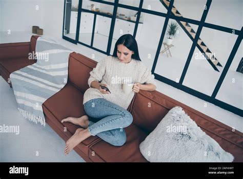 barefoot girl sit on couch fotos und bildmaterial in hoher auflösung alamy