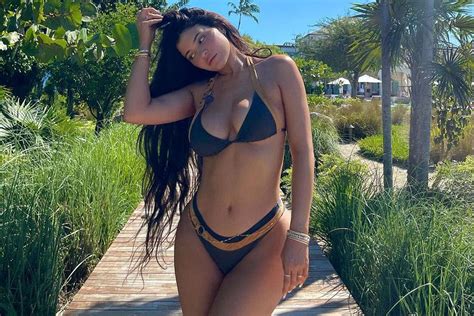 Kylie Jenner Goes Makeup Free As She Shows Off Curves In Revealing