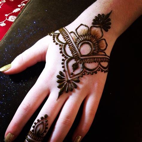 Imple and beautiful shuruba designs : Henna Tattoo #heartfirehenna - Nails And Makeup | Simple ...