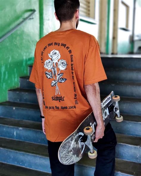 A Camiseta Simple Skate Not Care é Mais Umas Das Novas Peças Da Simple