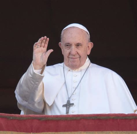Papst franziskus gehörte als erzbischof von buenos aires zum ehrenkomitee der argentinischen chestertongesellschaft. Papst Franziskus entschuldigt sich für Klaps in Rom - WELT