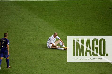 Zinedine Zidane Frankreich Verletzt Am Boden Fabio Cannavaro Italien Kommt Hinzu Fu Ball