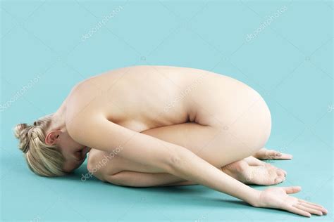 Cuerpo Completo De Una Mujer Desnuda Arrodillada Sobre Un Fondo Azul
