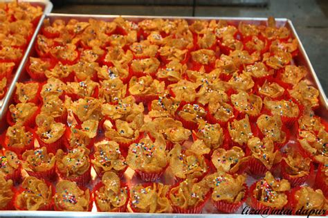 Kue kering cornflake cokelat garing lembut dan empuk ini masih termasuk jenis kue kering (kuker). INTAI DAPUR: Biskut Cornflakes Madu...