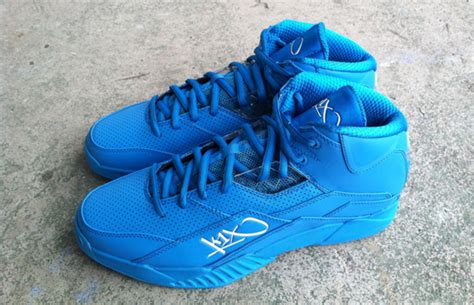 Cravity, which also stands for center of gravity, contains the ambition of achieving the best performance and best stage presence when all members gather together in perfect balance.7. K1X Anti-Gravity - Cyan | Complex