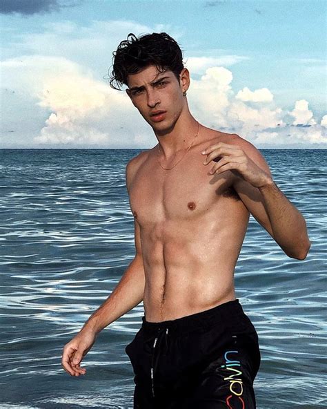 Manu rios was born on the 17th of december, 1998, in calatrave, which is located in spain. Manu Ríos, la posible nueva figura de 'Élite' | Lugaresgaycba