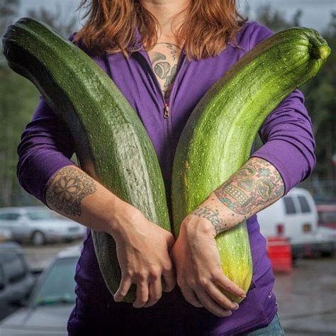 Alaskas Giant Vegetables With Images Giant Vegetable Vegetables Alaska