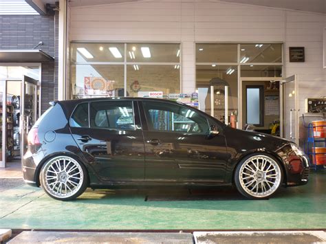 Feb 28, 2020 · フォルクスワーゲン・ゴルフ（golf）は、初代が1974年に登場した乗用車です。 車名の由来は、ドイツ語でメキシコ湾流を示す「der golfstrom」（デア・ゴルフシュトローム）からとなっており、フォルクスワーゲン車に多い風の名前（パサート=貿易風など）で. ゴルフ5 R32にシュピーゲル全長式車高調を装着｜平山タイヤ ...