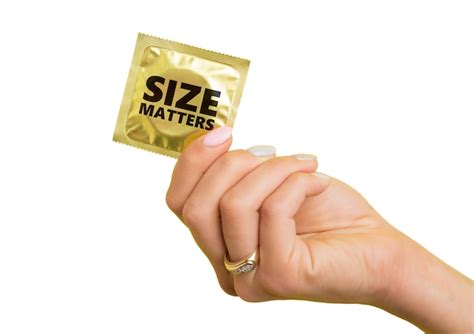 Mujer sosteniendo un condón Foto Premium