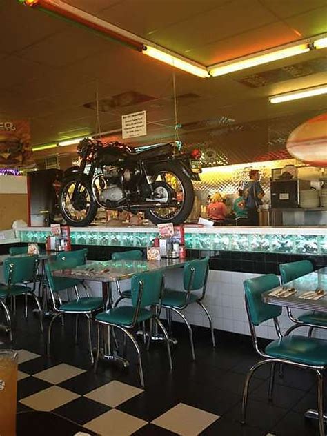 Wallpaper both your backsplash and walls if you aren't afraid to go bold. 50s diner decor is cute...... | Rustic apartment, Rustic ...