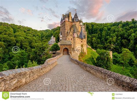 Tiene una superficie de 19 846 km² y está atravesado por los ríos rin, mosela y nahe. Castello Di Burg Eltz In Renania Palatinato Al Tramonto ...