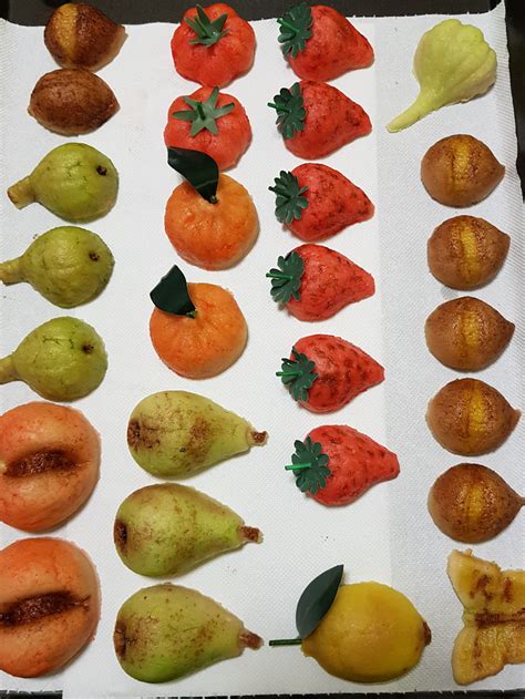 La cucina messinese è una delle più antiche in sicilia e risente soprattutto dell'influenza greca, pur rappresentando un filone assolutamente originale.si basa in particolare sul pesce ed i frutti di mare, sui dolci a base di mandorla, canditi e ricotta, oltre che sull'arte della gelateria, particolarmente apprezzata per le granite. Frutta Martorana metodo a freddo ⋆ Mirandolina in Cucina ...