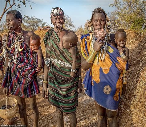 Frontline Nurse Cohan Zarnochs Photos Of Remote African Tribes Daily Mail Online