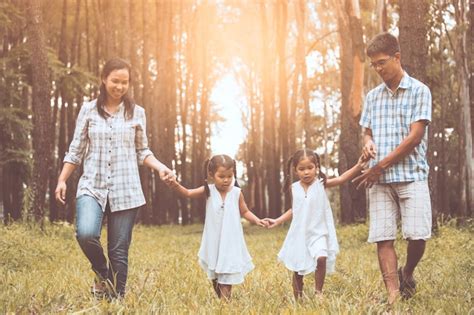 Padre De Familia Madre Y Dos Niñas Pequeñas De La Mano Y Caminar