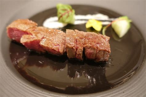 台北晶華全新上線的「晶華美食到你家take regent home」美食訂購平台，即日起推出「加拿大龍蝦季」，使用鮮活肥美的加拿大龍蝦入 到餐飲新商機。 另外，台南晶英西式robin's牛排館鐵板燒也是許多熟客指定西餐品牌，從前菜、湯品到主餐每個環節. 台北｜晶華Robin's鐵板燒 原汁味料理再現新創意 - JAZKO