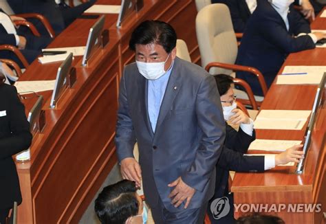 실업률 상승에 물가상승 빈부격차로 계급사회 진입. 본회의 참석한 소병훈 의원 | 연합뉴스