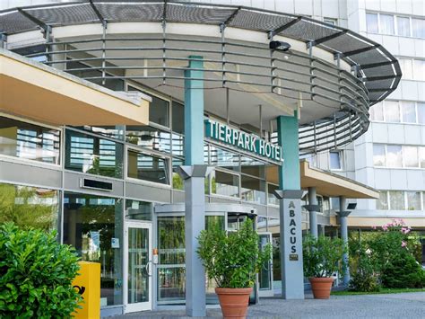 Het hotel beschikt over een receptie met kluisjes, lift, restaurant, wintertuin, bistro met bar, wellness met sauna (ca. Das ABACUS Tierpark Hotel Berlin - Hier wird es tierisch!