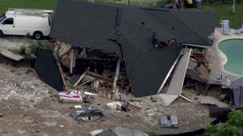 ‘frightening Florida Sinkhole Swallows 2 Homes Boat 11 More Homes