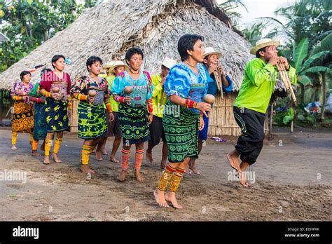 Un Baile De Bienvenida Por La Tribu Kuna Armila Local Darién Panamá