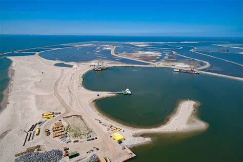 The islands are created from sand, clay and silt dredged from the markermeer lake. Marker Wadden barsten nu al van het leven | Foto | AD.nl