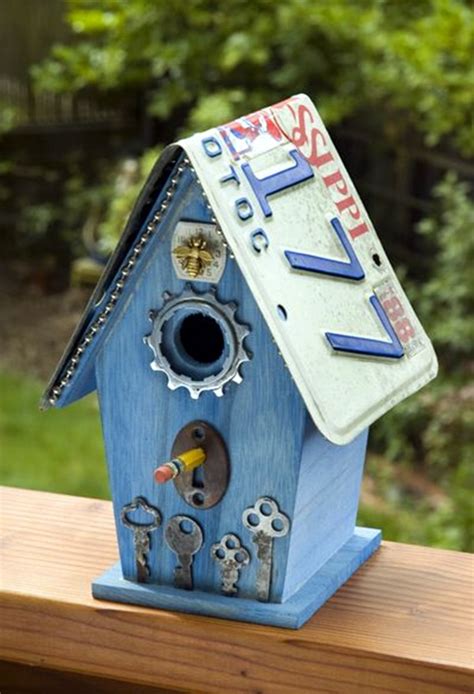 The ornithologist also explains why the decorative bird houses you buy from your local knickknack store isn't always best for the birds. 40 Beautiful Bird House Designs You Will Fall In Love With - Bored Art