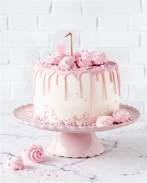 Auch aus diesem grund formuliert man geburtstagsglückwünsche für mädchen in der regel ein wenig anders als für ihre männlichen altersgenossen. Pink Drip Cake zum 1. Mädchen Geburtstag #dripcake # ...