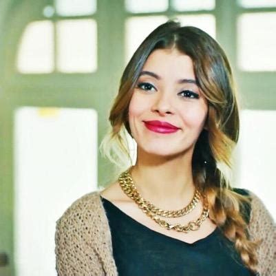 Sıcak ve kurak yazların ılık ve yağışlı kışlarla karıştığı bir akşamüstü, 4 tarafı plastikle çevrili, etrafa renkli ışıklar saçan küçük bir pencereden görmemle birlikte. Selin Şekerci (@itsmeselinfan) | Twitter